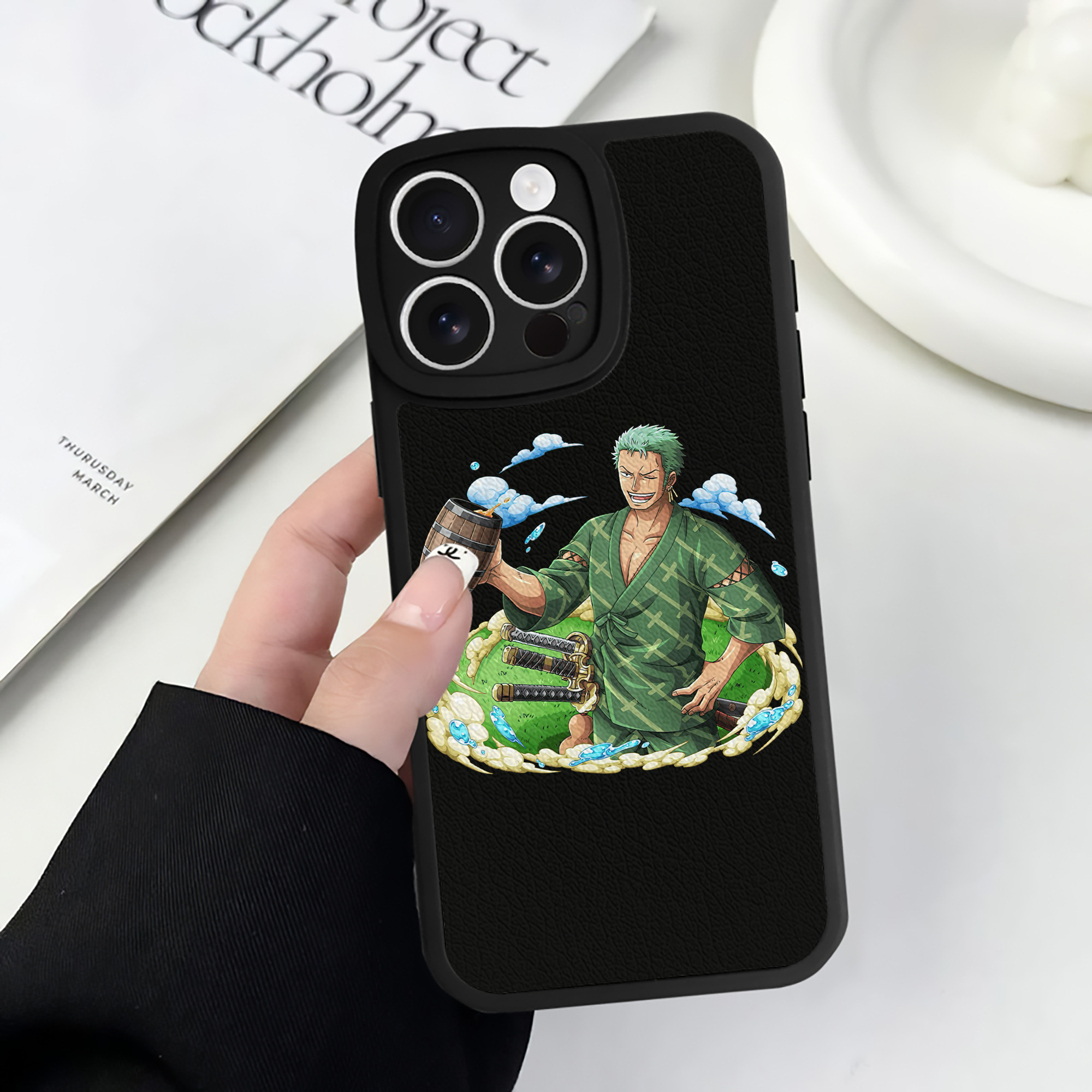（画像用） ワンピース ロロノア・ゾロ ONE PIECE Roronoa Zoro 【iPhone 16シリーズ対応】シリコンスマホケース（レザー調） 材質：シリコン